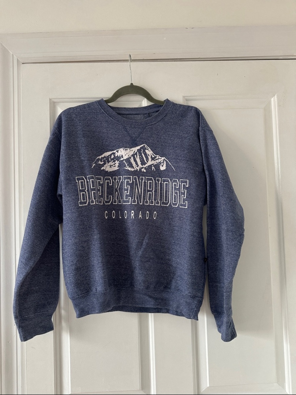 breckenridge Navy Blue unisex Crewneck Sweatshirt with Mountain Graphic size M